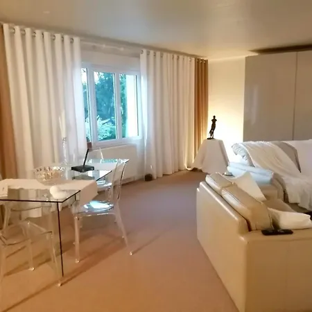 D'hotes De Charme Avec Piscine Terrasse Et Vue Sur Les Prairies Bed and Breakfast